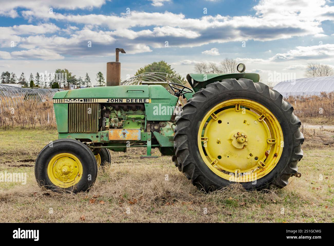 vista laterale di un vecchio trattore agricolo john deere modello 2440 Foto Stock