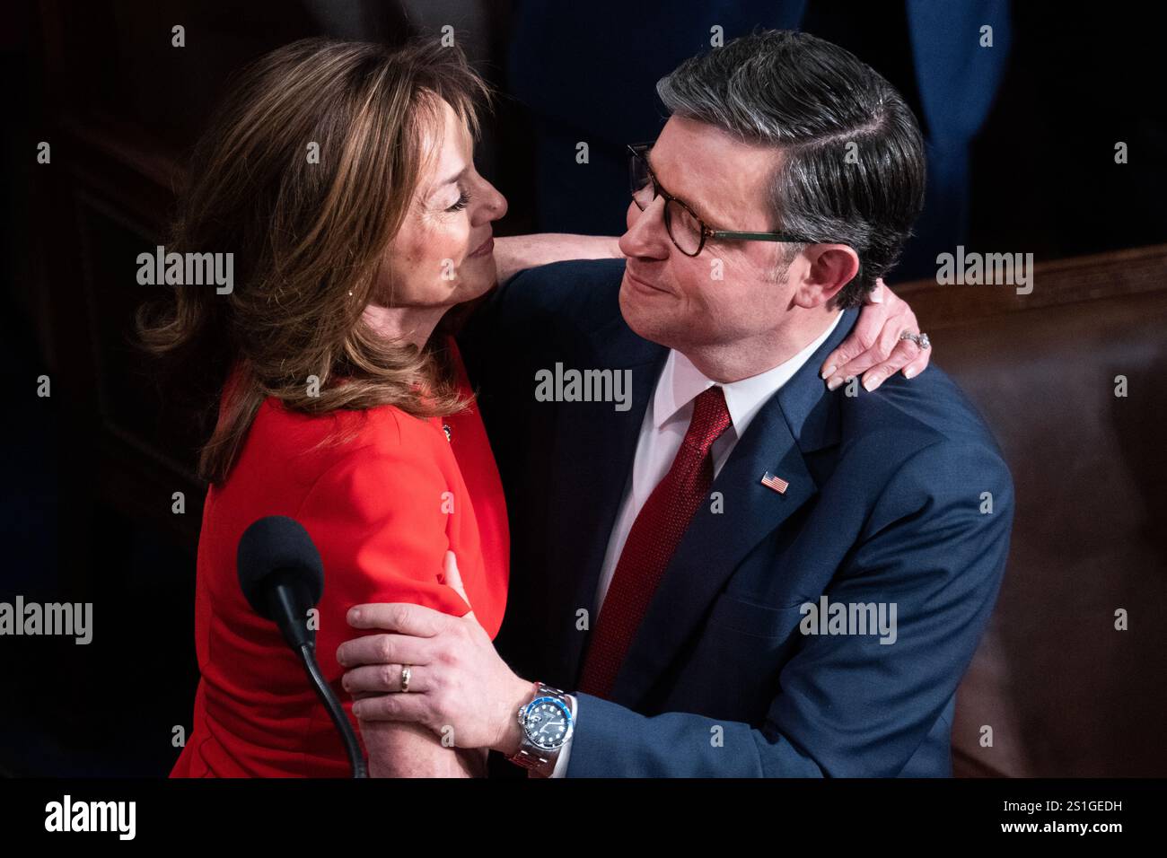 Washington, Stati Uniti. 3 gennaio 2025. STATI UNITI - 3 GENNAIO: Il relatore della camera Mike Johnson, R-la., saluta la Rep. Lisa McClain, R-Mich., presidente della House Republican Conference, nella camera della camera del Campidoglio degli Stati Uniti prima che Johnson vinse il discorso per il 119 ° Congresso venerdì 3 gennaio 2025. (Tom Williams/CQ Roll Call/Sipa USA) credito: SIPA US/Alamy Live News Foto Stock