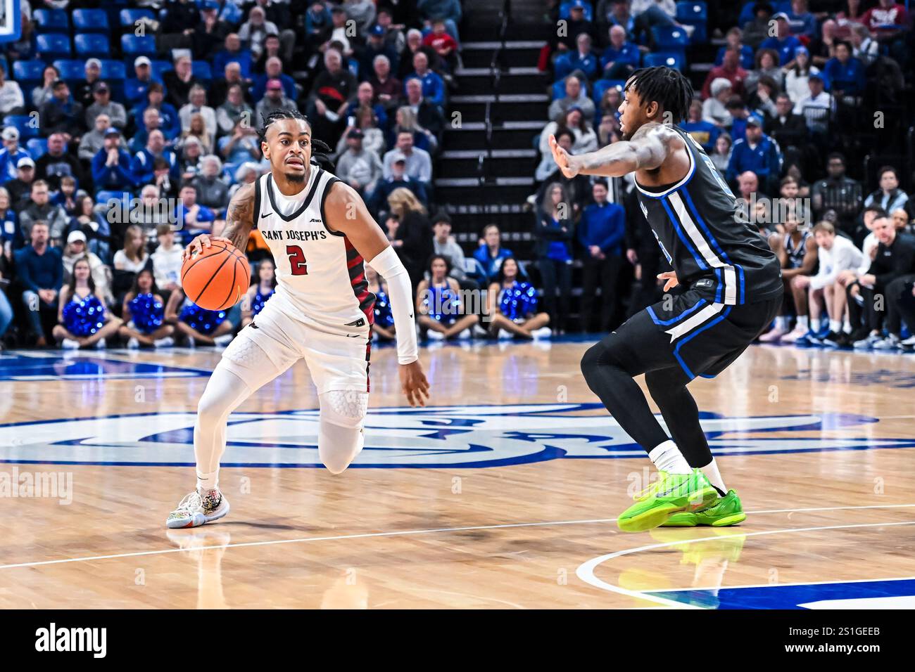 3 GENNAIO 2025: L'attaccante dei Saint Louis Billikens Kalu Anya (6) cerca di rallentare il dribbling della guardia dei Saint Joseph Hawks Erik Reynolds II (2) in una partita di stagione regolare dove i St. Joseph Hawks visitarono i Saint Louis Billikens sfoggiarono le loro maglie Lou per la prima volta. Tenuto alla Chaifetz Arena di St. Louis, Missouri venerdì 03 gennaio 2025 Richard Ulreich/CSM (immagine di credito: © Richard Ulreich/Cal Sport Media) (immagine di credito: © Richard Ulreich/Cal Sport Media) crediti: Cal Sport Media/Alamy Live News Foto Stock