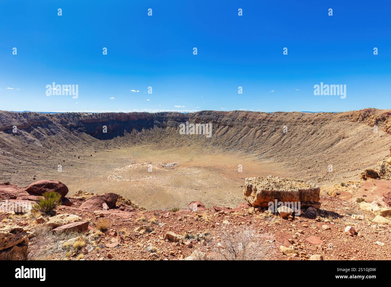 Cratere Barringer Meteor vicino a Winslow, Arizona; piattaforma di osservazione visibile, che mostra l'immensa scala. Rocce intemprate, piante desertiche. Foto Stock