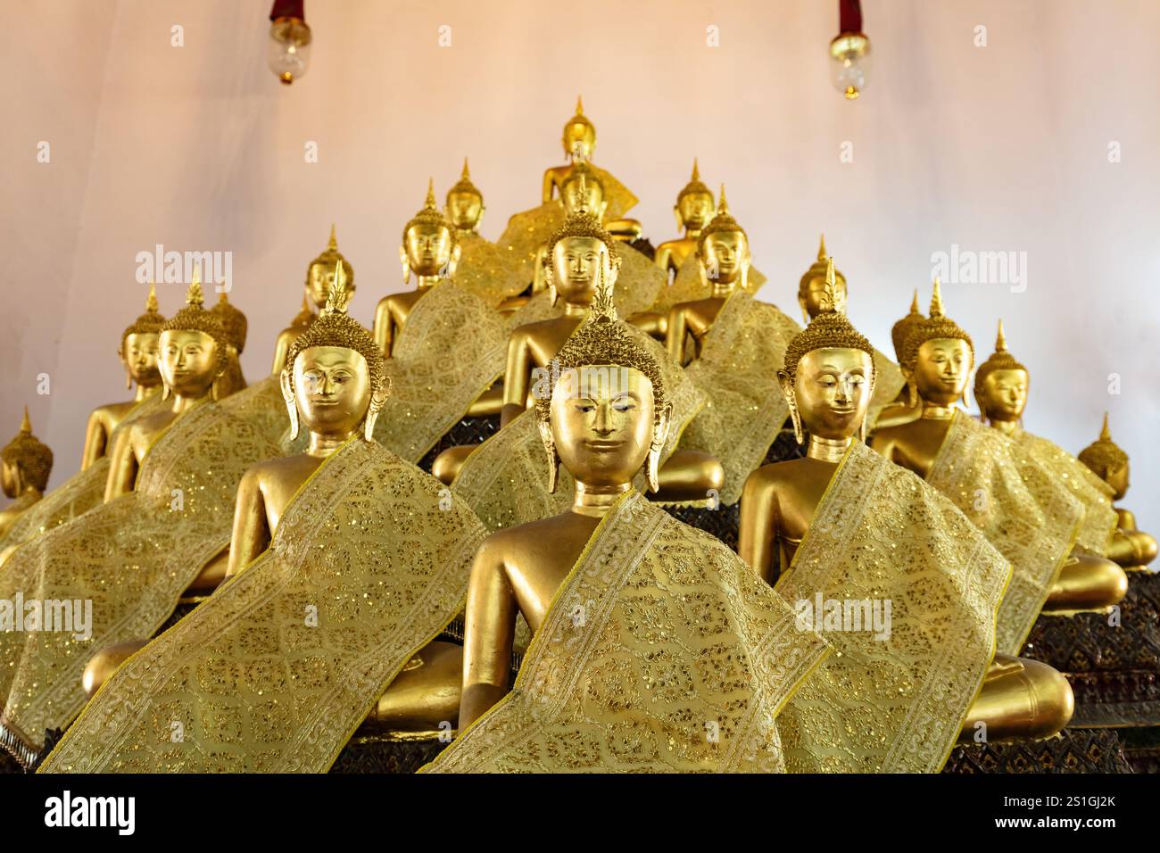 Statue delle 28 immagini principali del Buddha nel tempio buddista di Wat Apsarasaswaran, a Bangkok, Thailandia. Foto Stock
