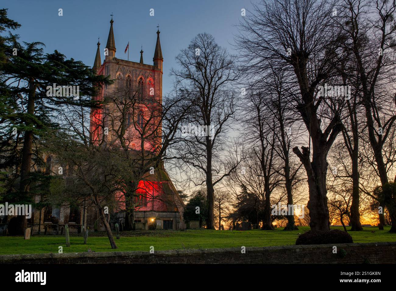 Abbazia di Pershore, Chiesa di Santa Croce, al crepuscolo di gennaio. Pershore, Worcestershire, Inghilterra Foto Stock Abbazia di Pershore, Chiesa di Santa Croce, al crepuscolo di gennaio. Pershore, Worcestershire, Inghilterra Foto Stock