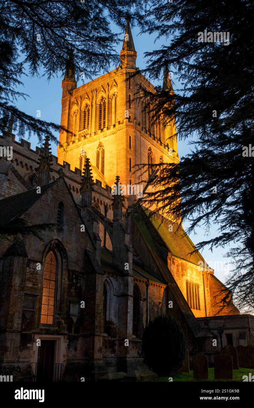 Abbazia di Pershore, Chiesa di Santa Croce, al crepuscolo di gennaio. Pershore, Worcestershire, Inghilterra Foto Stock Abbazia di Pershore, Chiesa di Santa Croce, al crepuscolo di gennaio. Pershore, Worcestershire, Inghilterra Foto Stock