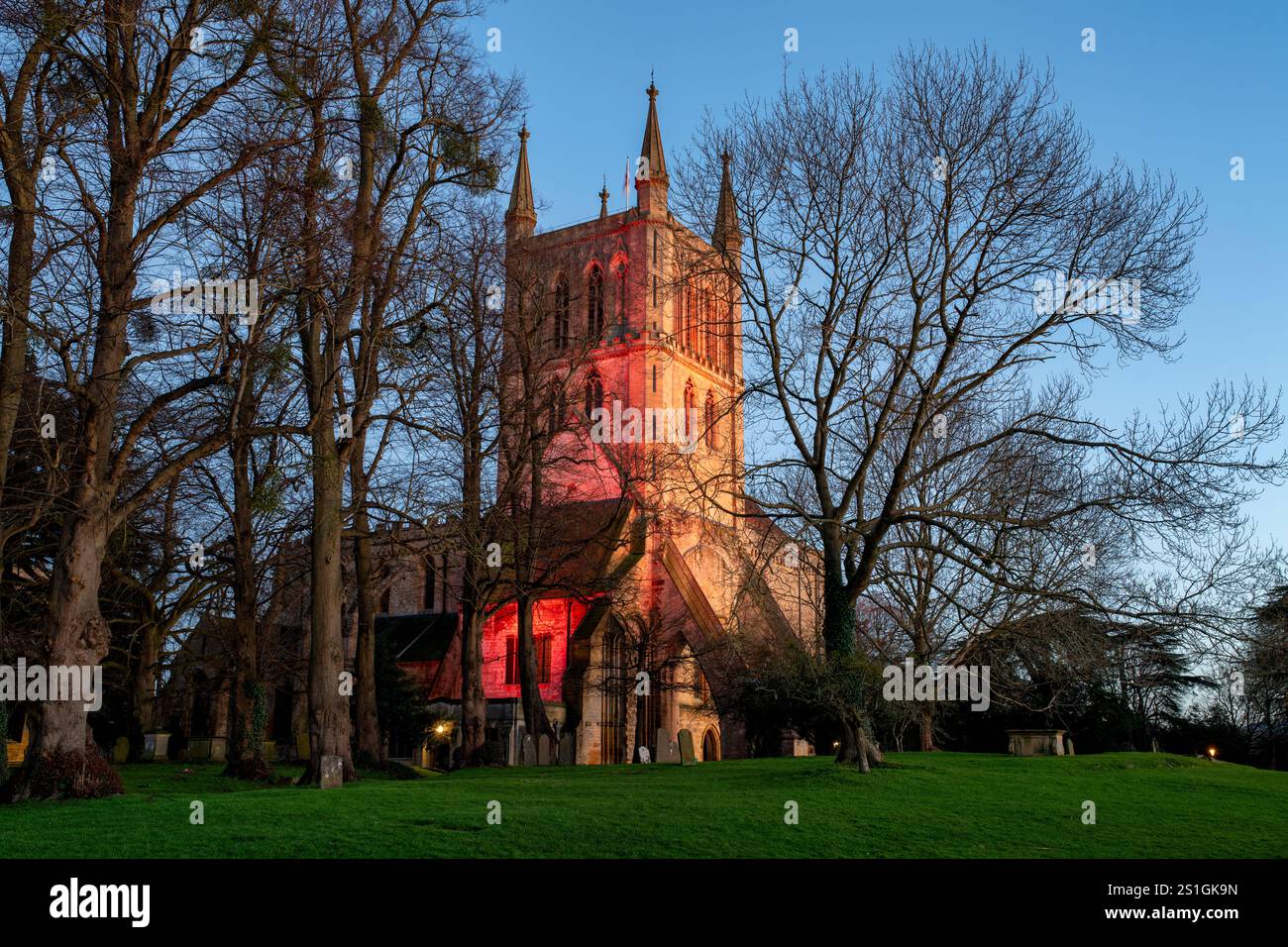 Abbazia di Pershore, Chiesa di Santa Croce, al crepuscolo di gennaio. Pershore, Worcestershire, Inghilterra Foto Stock Abbazia di Pershore, Chiesa di Santa Croce, al crepuscolo di gennaio. Pershore, Worcestershire, Inghilterra Foto Stock