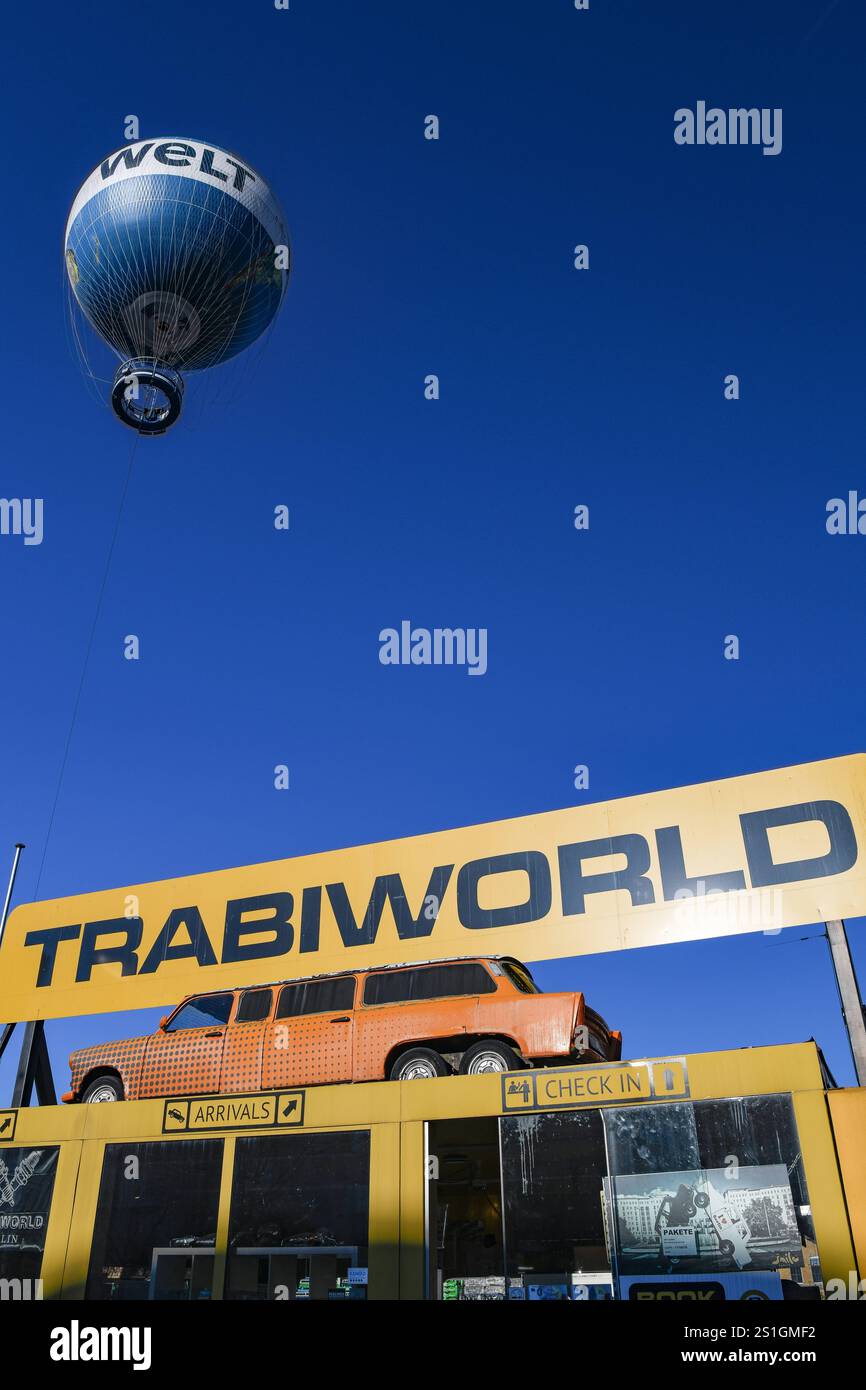 Trabant, Trabi, Auto, DDR, Trabisafari von Trabiworld, Rundfahrten, Hi Flyer, Welt Ballon, Fesselballon, Berlin Mitte, Berlin, Deutschland mcpins *** Foto Stock