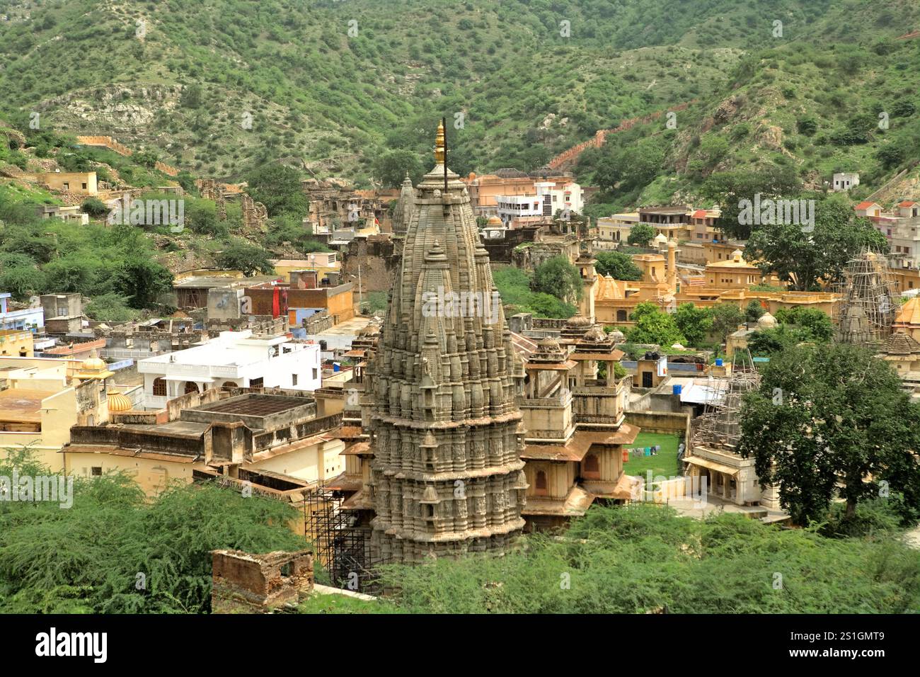 Templi e una parte del paesaggio della città di Amer sono visibili dal forte Amer ad Amer, Rajasthan, India. Foto Stock