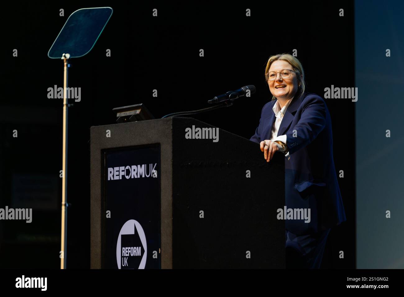 Leicester, Regno Unito. 03 01, 2025. Helen apre i discorsi all'evento Reform UK East Midlands che si è tenuto presso l'Athena Events Venue nel centro di Leicester e ha visto diversi membri chiave del team Reform salire sul palco di fronte a un pubblico di 1000 persone esaurito di membri Reform. Credito Milo Chandler/Alamy Live News Foto Stock