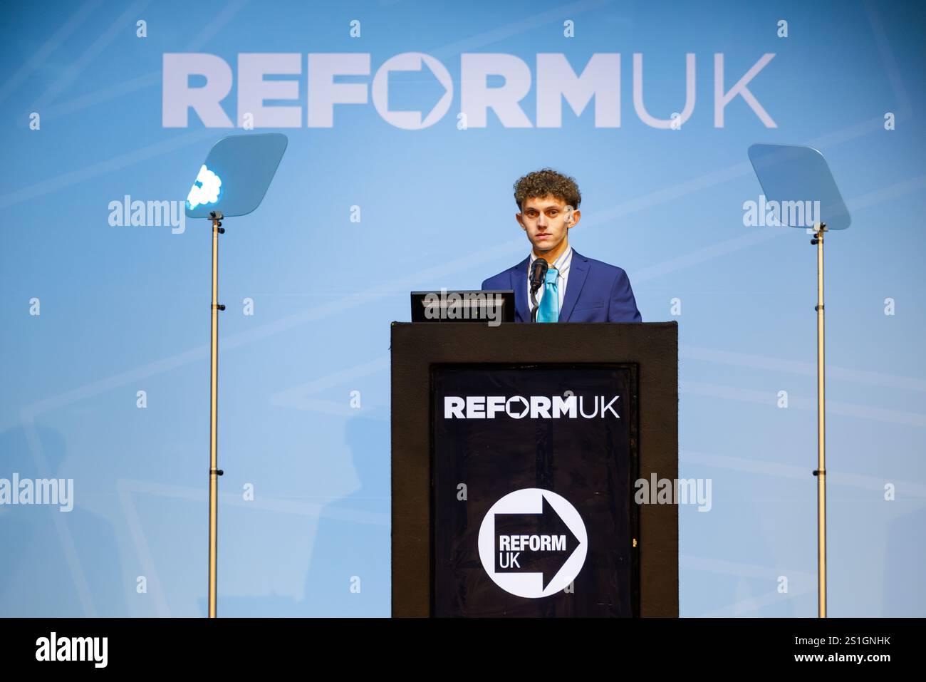 Leicester, Regno Unito. 03 01, 2025. Joseph Boum, presidente della North West Leicestershire Reform UK Branch, parla all'evento Reform UK East Midlands che si è tenuto presso l'Athena Events Venue nel centro di Leicester e ha visto diversi membri chiave del team Reform salire sul palco di fronte a un pubblico di 1000 persone esaurito di membri della riforma. Credito Milo Chandler/Alamy Live News Foto Stock