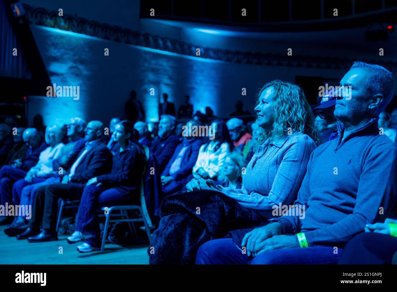 Leicester, Regno Unito. 03 01, 2025. I partecipanti assistono all'evento Reform UK East Midlands che si è tenuto presso l'Athena Events Venue a Central Leicester e hanno visto diversi membri chiave del team Reform salire sul palco di fronte a un pubblico di 1000 persone esaurito di membri della riforma. Credito Milo Chandler/Alamy Live News Foto Stock