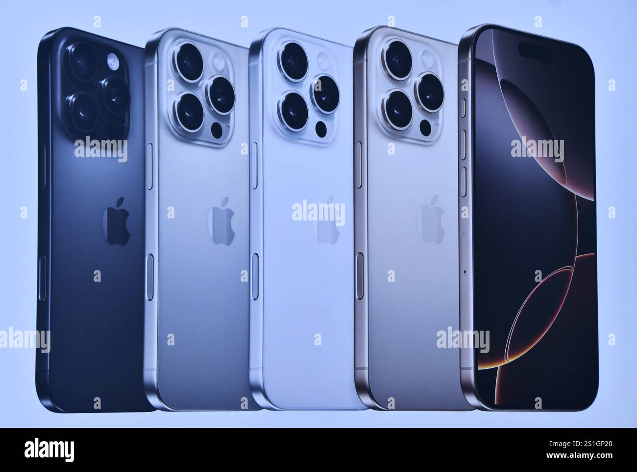 La foto scattata il 3 gennaio 2025 mostra un annuncio pubblicitario per un telefono cellulare Apple in un negozio di comunicazioni a Handan, nella provincia di Hebei della Cina settentrionale. Foto Stock