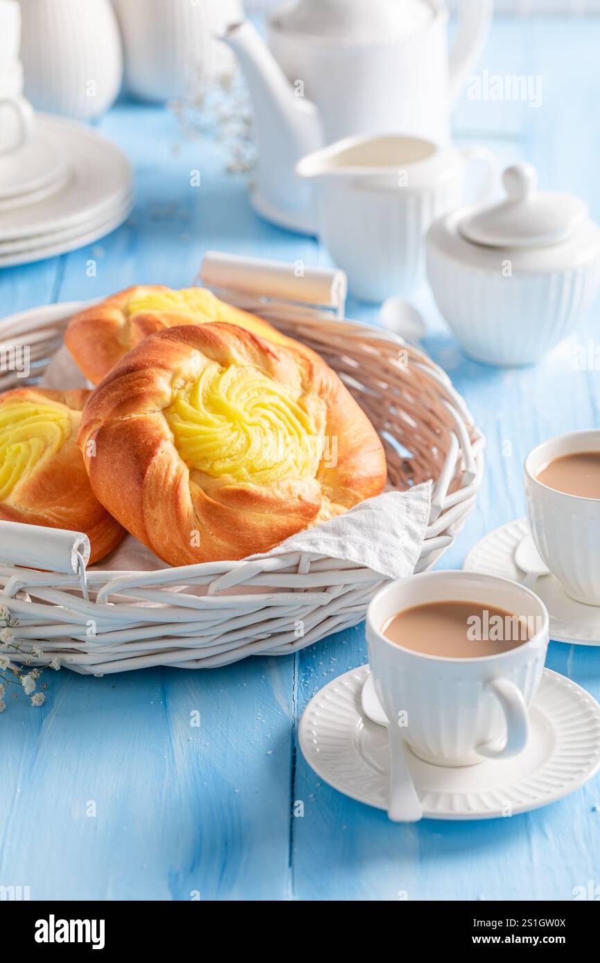 Panino di lievito al formaggio dolce fatto di vaniglia e panna. Torta al lievito con caffè. Foto Stock
