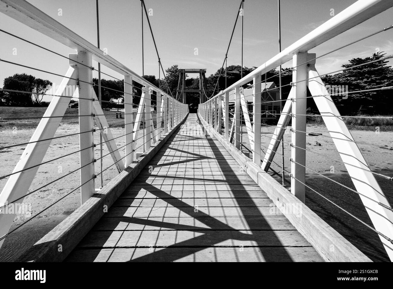 Ponte sospeso, bianco e nero monocromatico, contrasto astratto elevato, progettazione architettonica, Lorne, Victoria Foto Stock