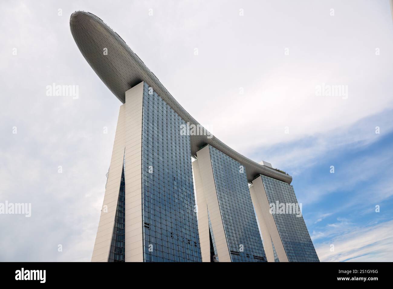 Singapore - giugno 27 2024: Marina Bay Sands, iconico hotel di lusso con vista sulla piattaforma skydeck, destinazione turistica per le vacanze Foto Stock