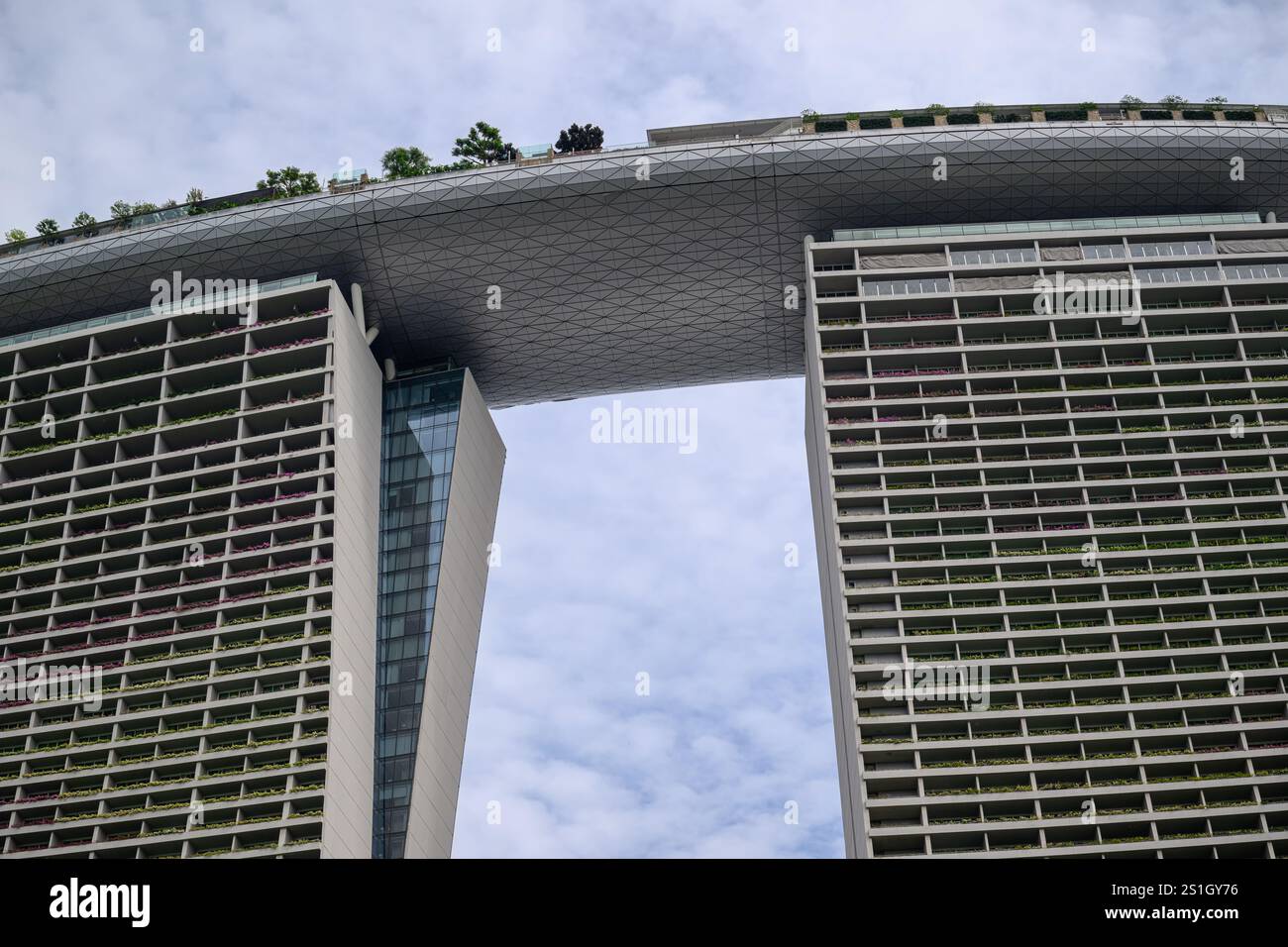 Singapore - giugno 27 2024: Marina Bay Sands, iconico hotel di lusso con vista sulla piattaforma skydeck, destinazione turistica per le vacanze Foto Stock
