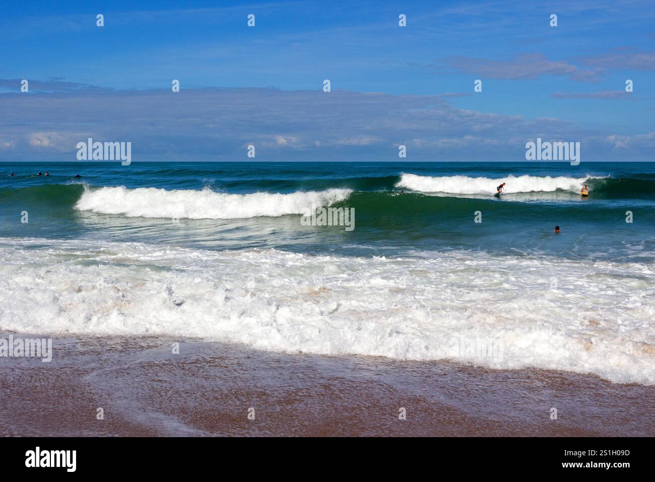 Sessione di surf a Bidart, costa basca. Pyrenees-Atlantiques, Francia Foto Stock