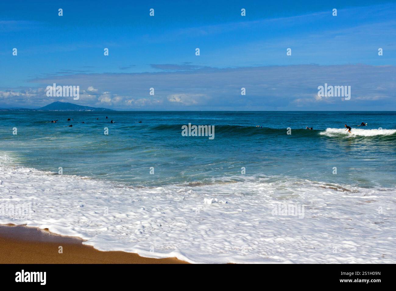 Sessione di surf a Bidart, costa basca. Pyrenees-Atlantiques, Francia Foto Stock