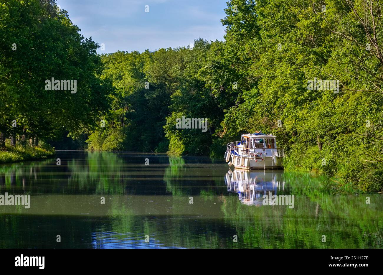 Barca per le vacanze a Canal du Midi, viaggio in famiglia con la chiatta delle case galleggianti nel sud della Francia Foto Stock