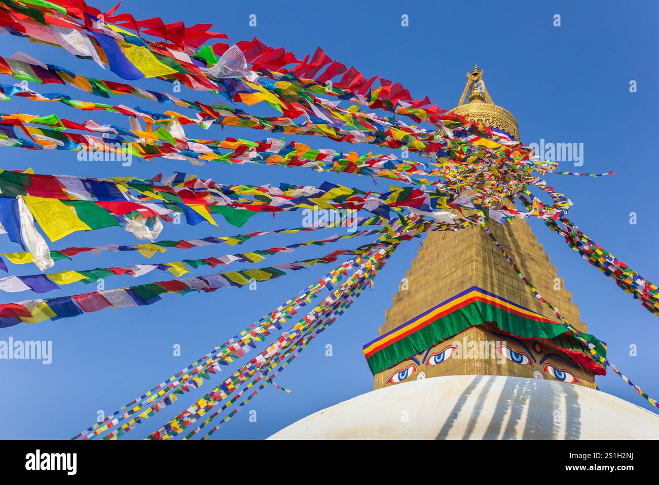 Bandiere colorate di preghiera sopra allo stupa di Boudhanath in Kathmandu, Nepal Foto Stock