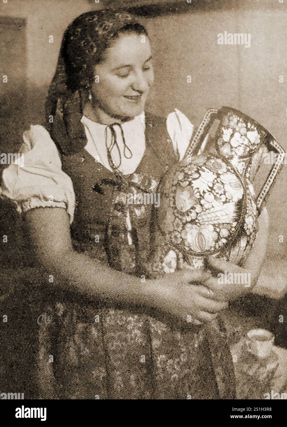 Un'immagine degli anni '1940 di una donna cecoslovacca che regge un vaso dipinto industriale tradizionale. (A quel tempo una delle principali industrie del paese e ora oggetti molto collezionabili) --- Obraz československé ženy ZE 40. facciamo 20. století držící tradiční průmyslovou malovanou vázu (v té době jeden z hlavních průmyslových odvětví v zemi a nyní velmi sběratelské předměty) --- Foto Stock