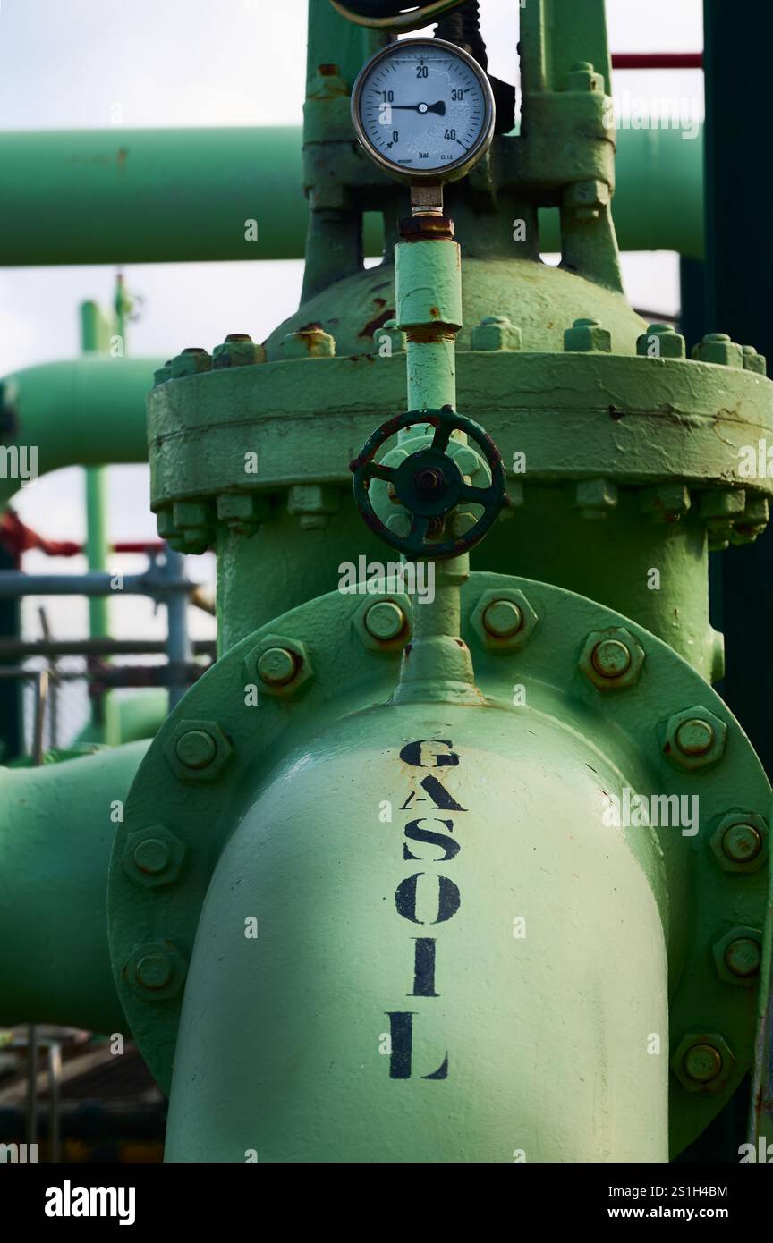 Tubo industriale verniciato con la parola gasoil Foto Stock