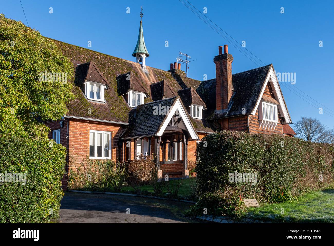La Old School House nel villaggio di Buckland, Surrey, Inghilterra, Regno Unito Foto Stock