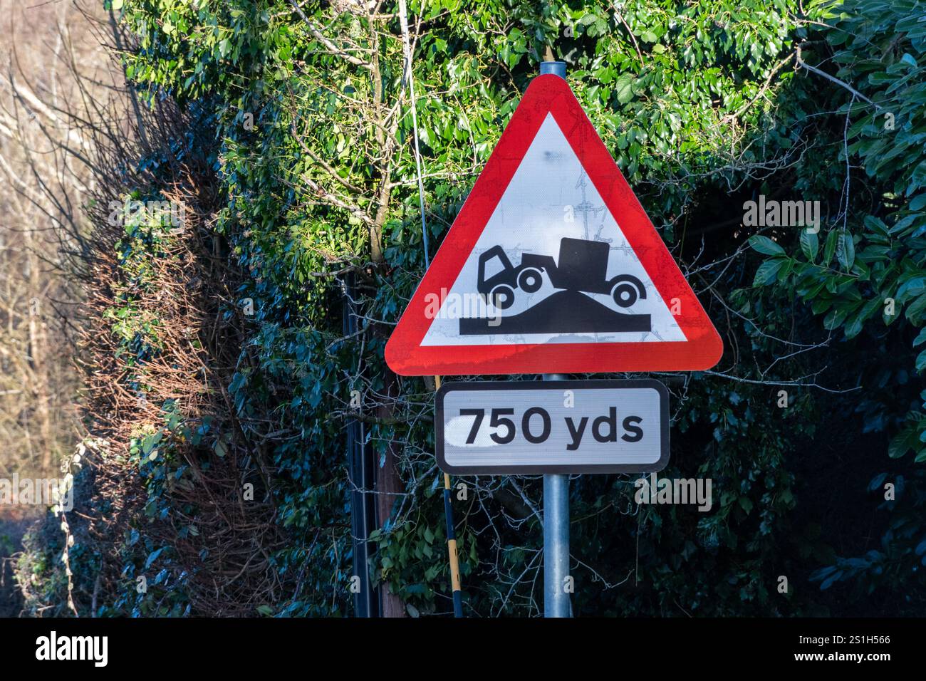 Rischio di messa a terra del segnale stradale, un segnale triangolare con un avvertimento rosso sul bordo di un pericolo di avvicinamento per i veicoli lunghi, Regno Unito Foto Stock
