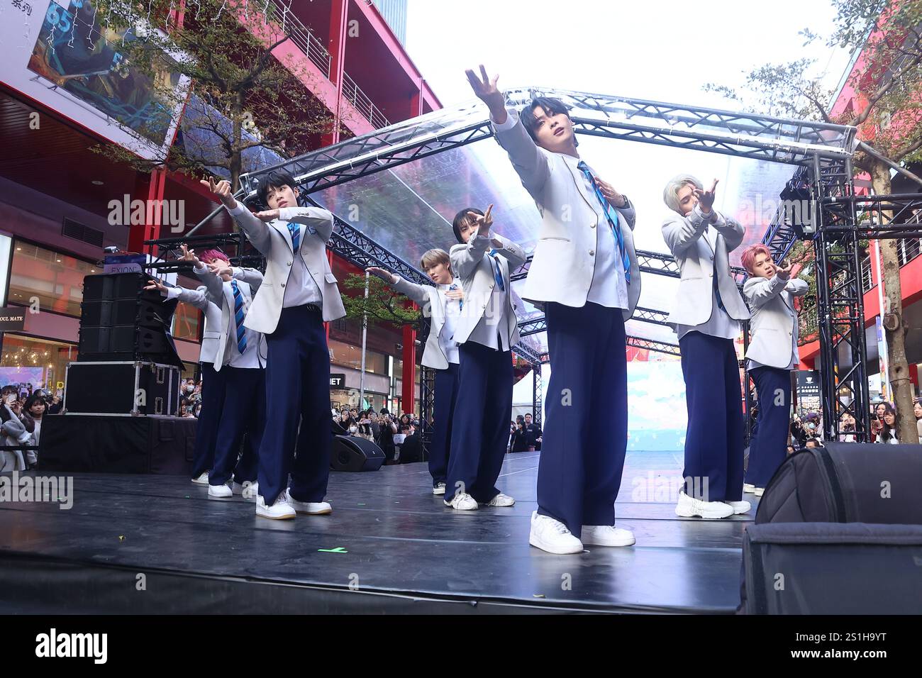 TAIPEI, CINA - 4 GENNAIO 2025 - i membri della band U: NUS hanno partecipato come ospiti alla cerimonia di firma del gruppo di 7 membri selezionato per la finale di t Foto Stock