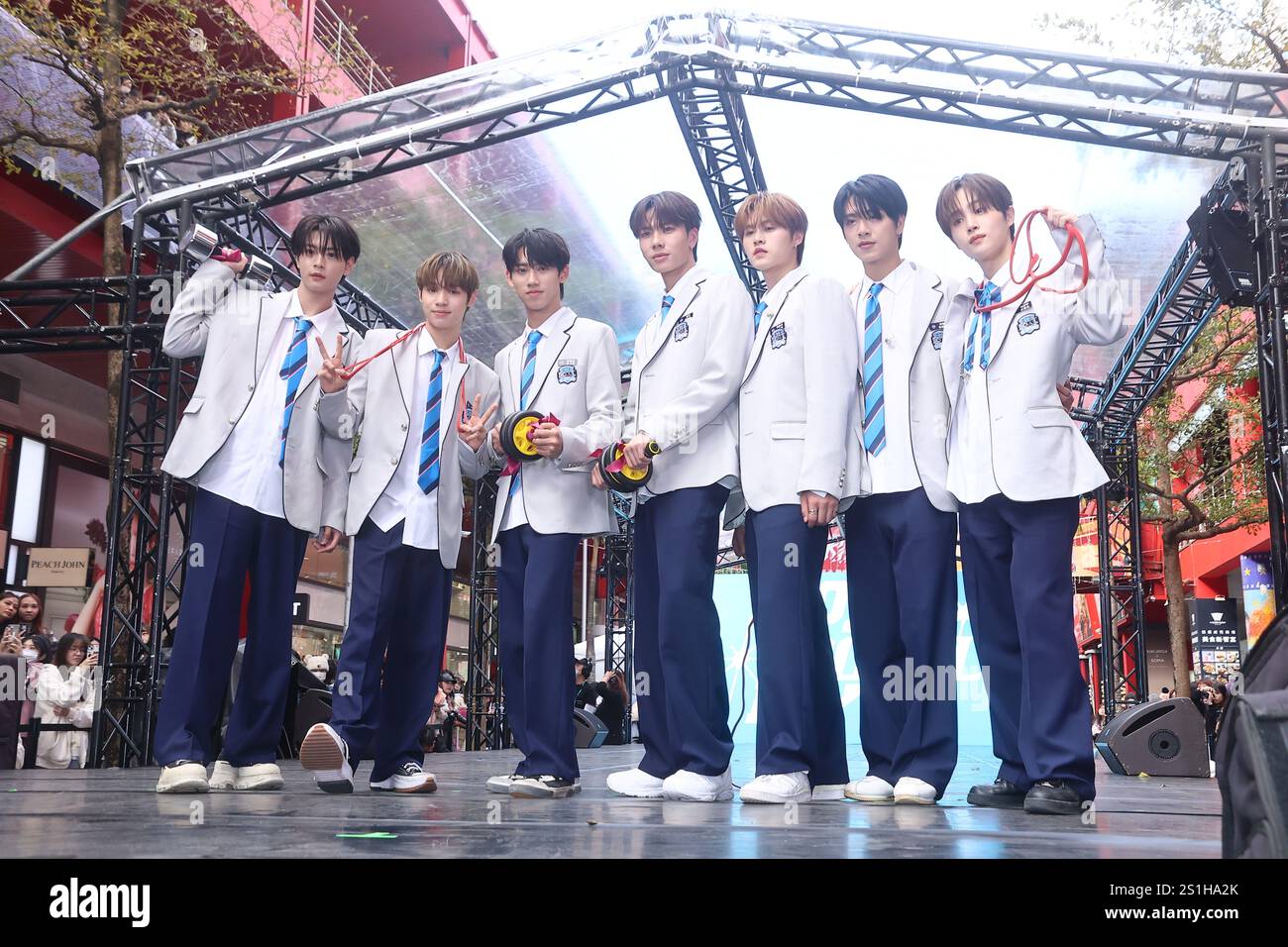 TAIPEI, CINA - 4 GENNAIO 2025 - i membri della band U: NUS hanno partecipato come ospiti alla cerimonia di firma del gruppo di 7 membri selezionato per la finale di t Foto Stock