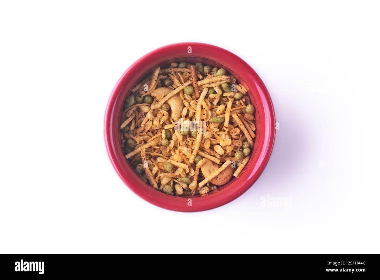 Direttamente sopra lo shot di cibo indiano kashmiri mescolato in ciotola su sfondo bianco. Foto Stock