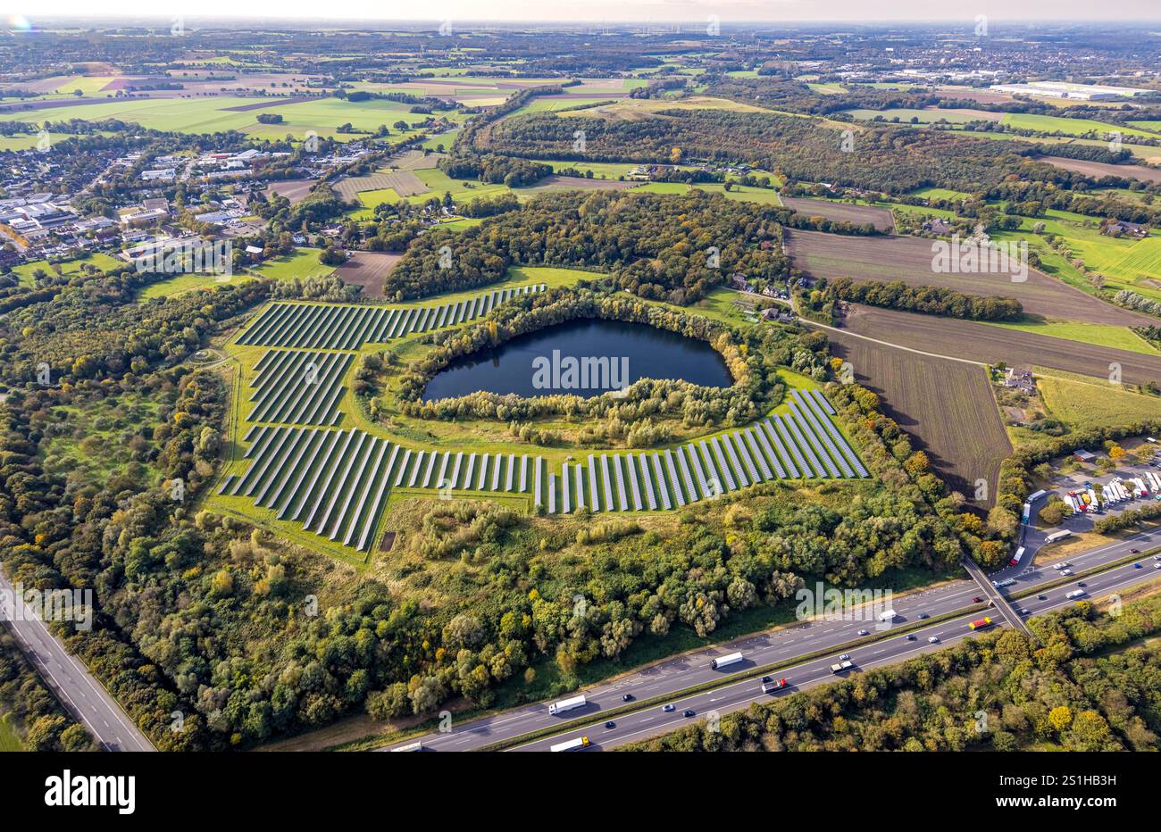 Luftbild, ENNI Solarpark Mühlenfeld Photovoltaik Anlage am Baggersee Doemkes, Neukirchen, Neukirchen-Vluyn, Ruhrgebiet, Nordrhein-Westfalen, Deutschla Foto Stock
