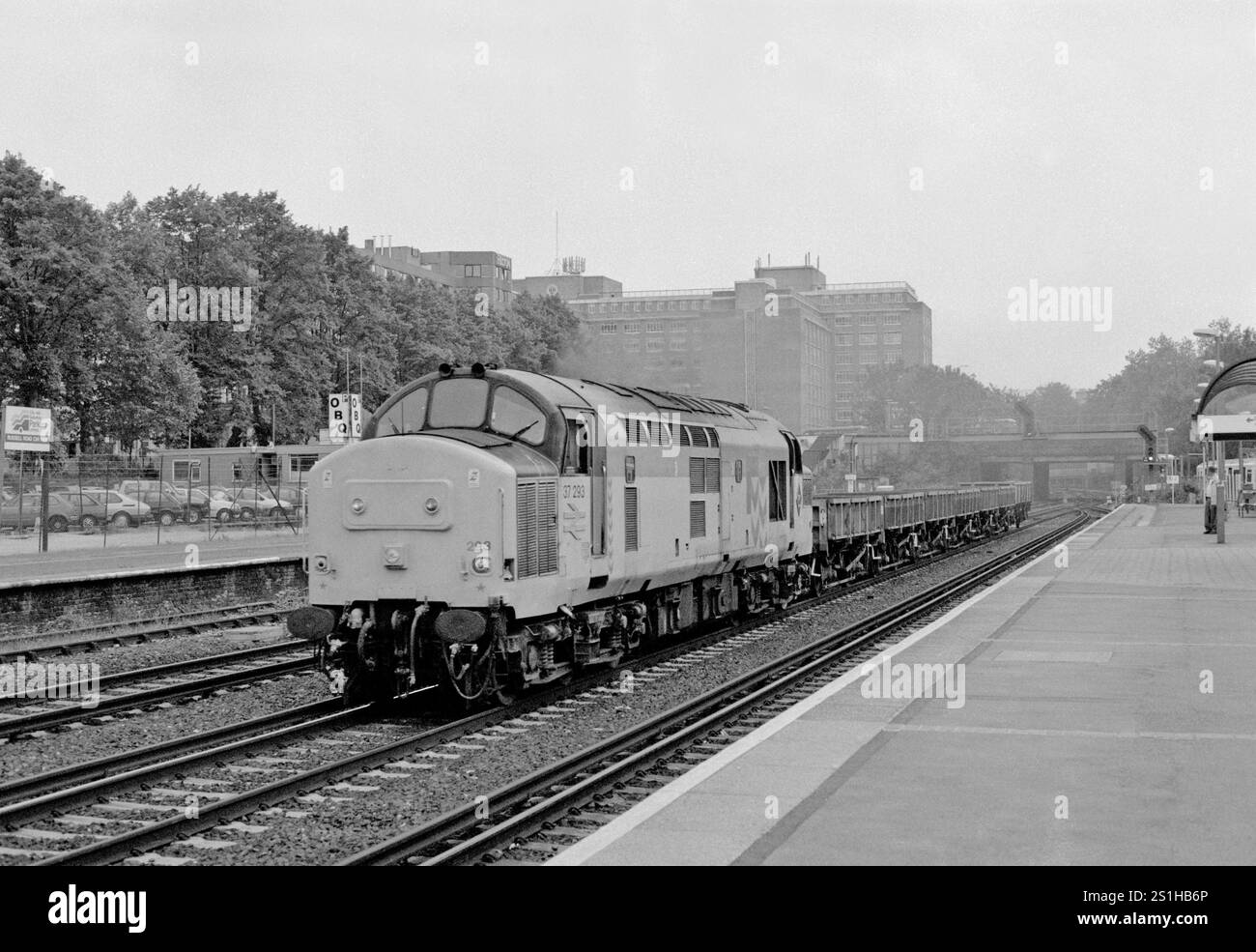 Una locomotiva diesel classe 37 numero 37293 che lavora un breve treno di ingegneri attraverso Kensington Olympia il 23 maggio 1995. Foto Stock