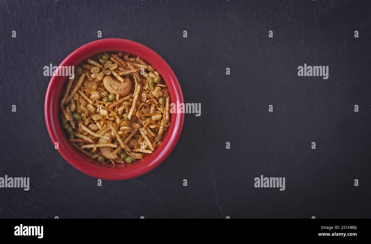 Direttamente sopra lo shot di cibo indiano kashmiri mescolato in una ciotola rossa su un piatto di ardesia. Foto Stock