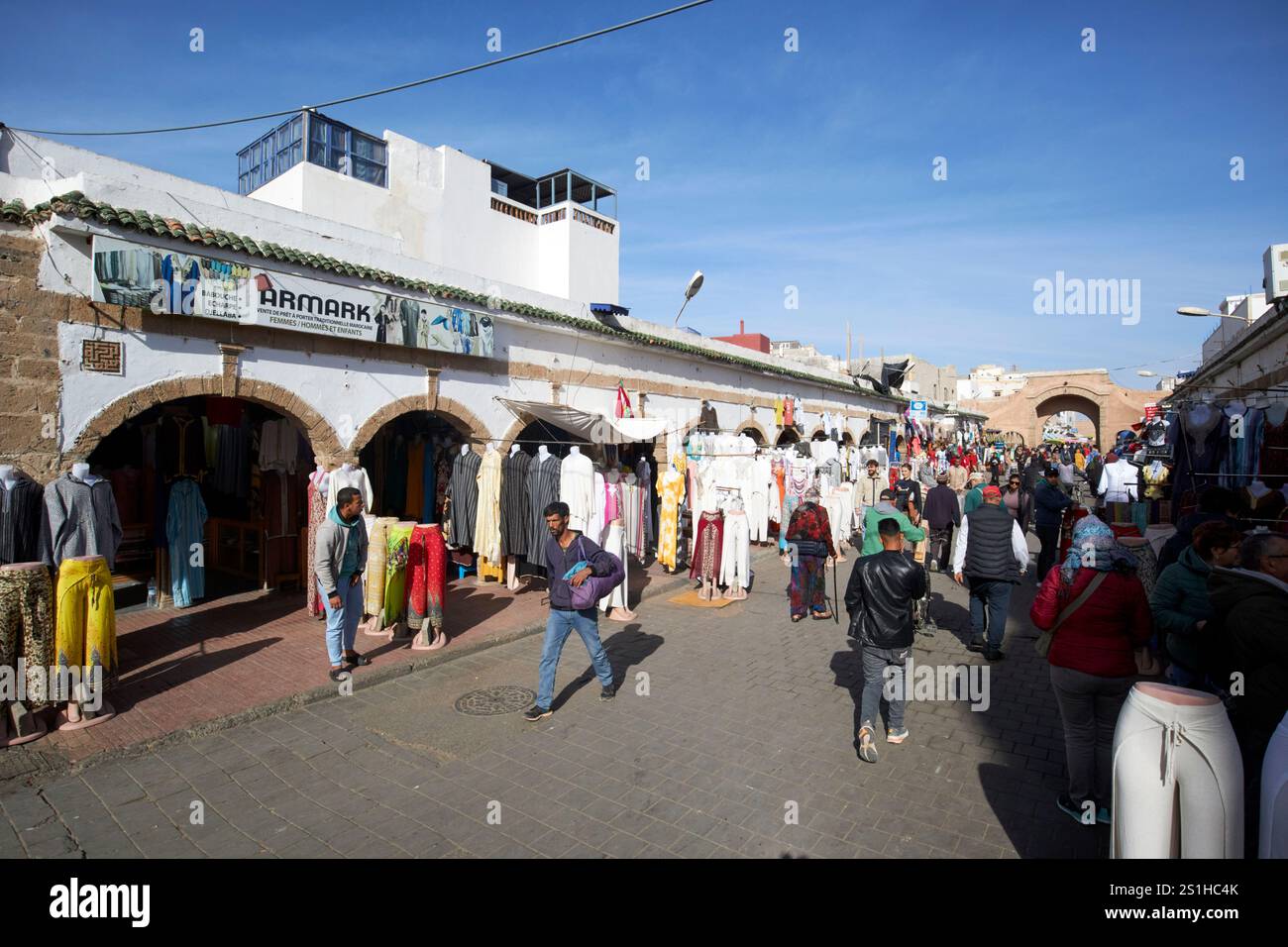negozi nelle strette stradine della città vecchia del souk medina, patrimonio dell'umanità dell'unesco, essaouira, marocco Foto Stock