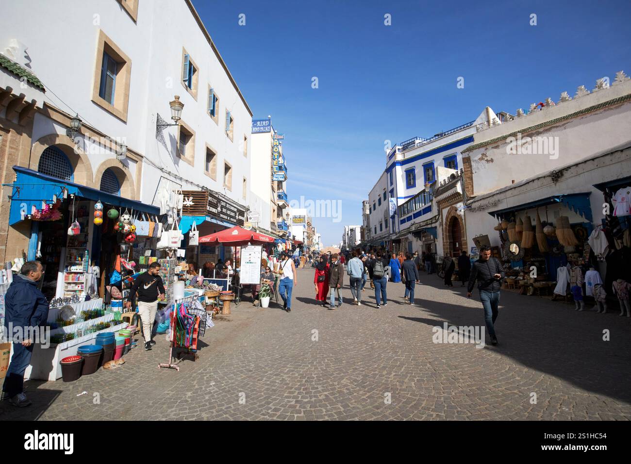 avenue de l'istiqual negozi nelle strade della città vecchia della medina, sito patrimonio dell'umanità dell'unesco, essaouira, marocco Foto Stock