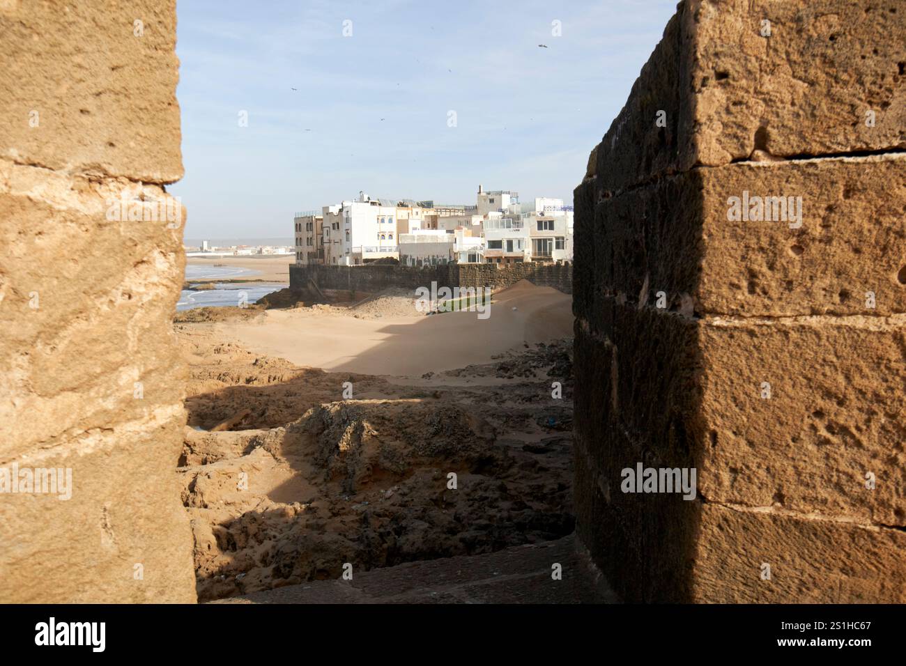ammira la costa e il mare dalle mura della vecchia fortezza e dalla città vecchia di medina, patrimonio dell'umanità dell'unesco, essaouira, marocco Foto Stock