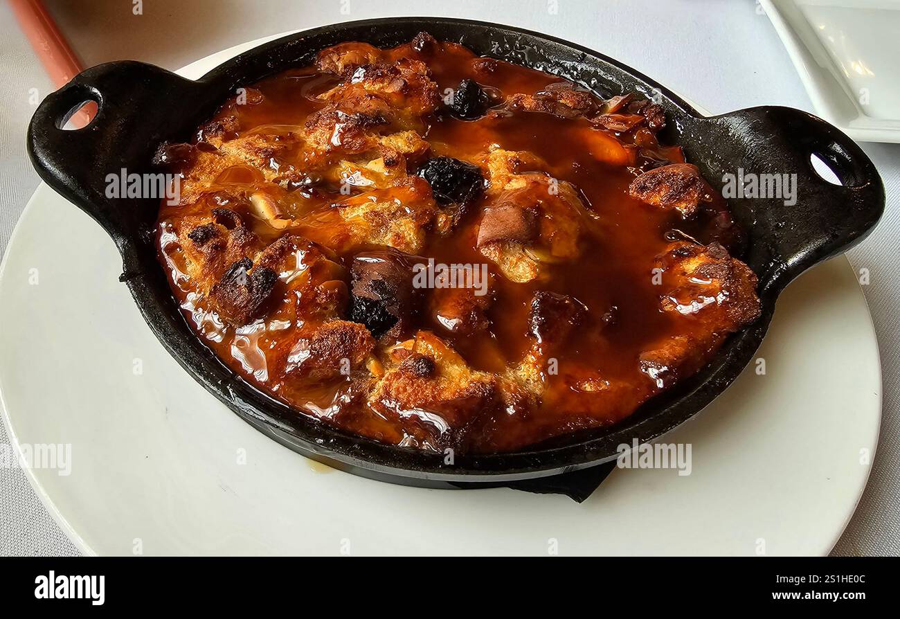 Budino di pane al Brown Hotel, Louisville, Kentucky. Il piatto di tacchino, pancetta e salsa mornay è stato reso famoso nel 1926. - Immagine stock catturata con smartphone