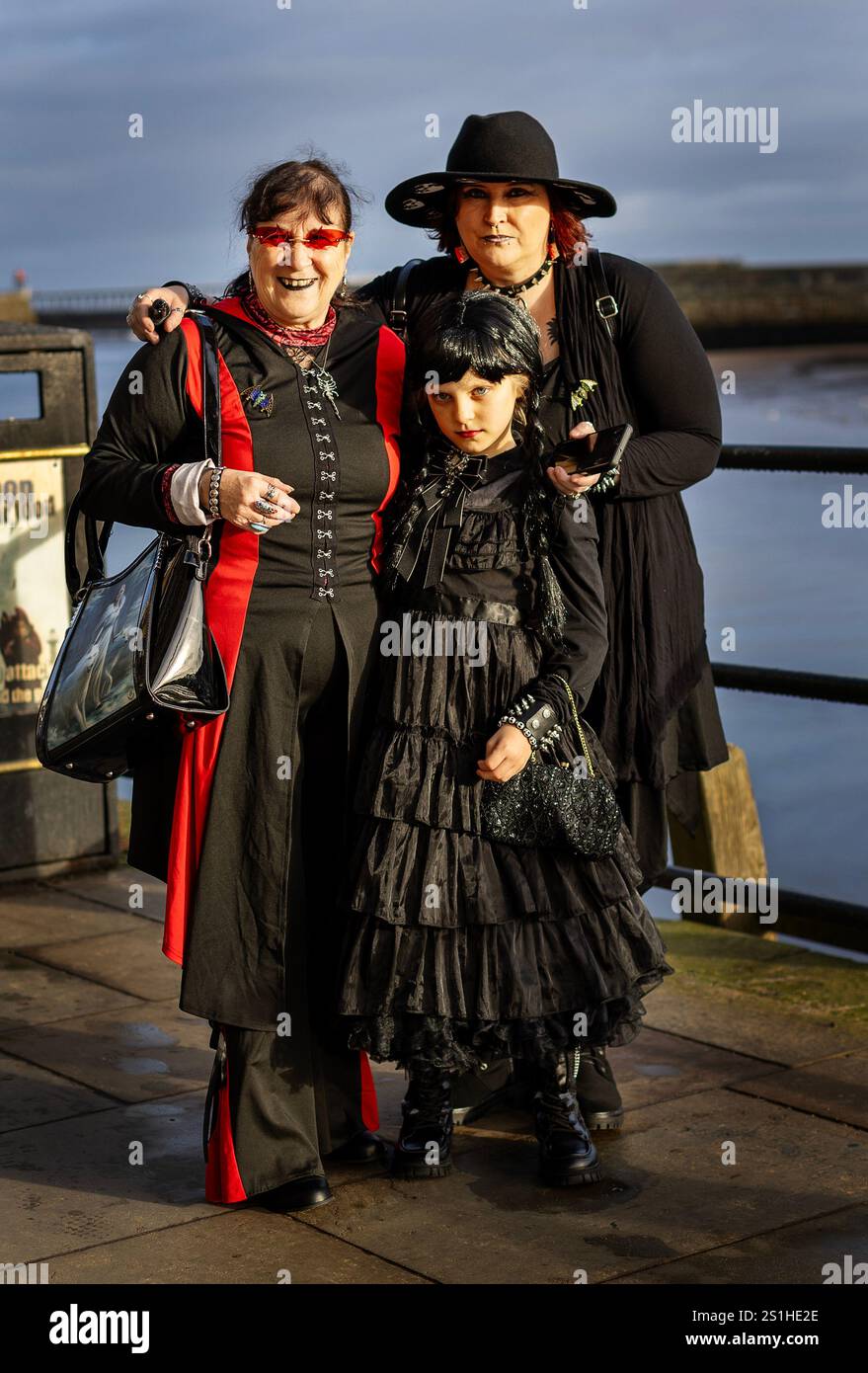 tre generazioni di femmine vestite al weekend whitby goth nel nord dello yorkshire nel regno unito Foto Stock