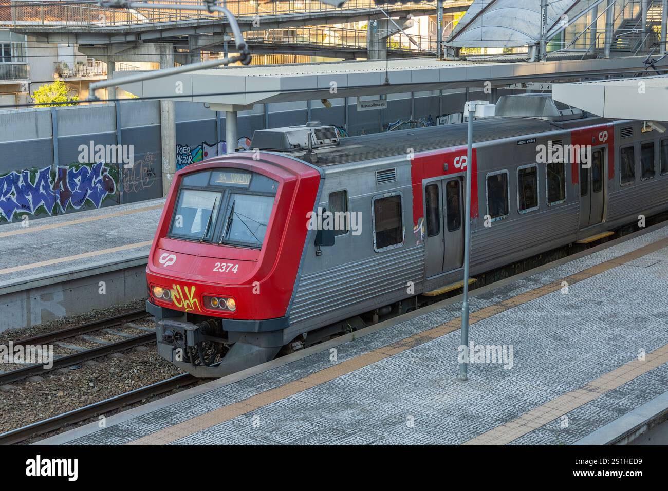 Lisbona, Portogallo. 16 agosto 2024. Treno regionale a Lisbona. CP train alla stazione di Massama-Barcarena nella grande area metropolitana di Lisbona. Foto Stock