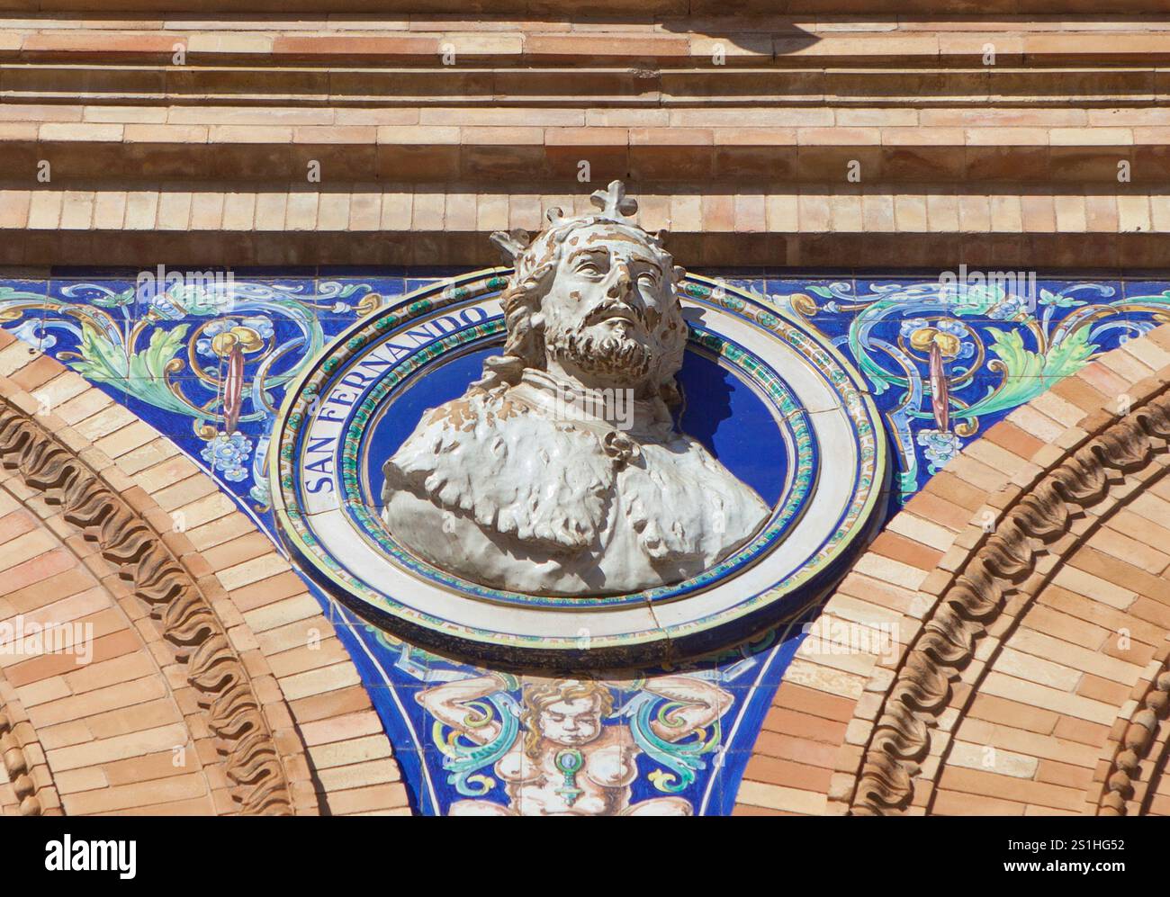 Siviglia, Spagna - 30 dicembre 2024: Ferdinando III il Santo, medaglione re di Castiglia, storico spagnolo, Plaza de Espana, Siviglia, Spagna Foto Stock