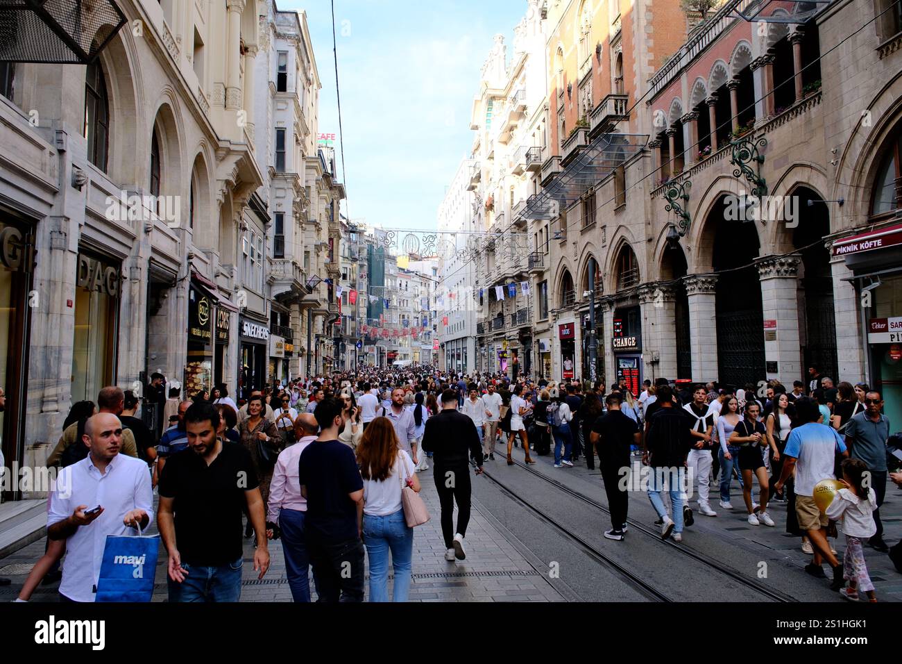 Viale İstiklal con molte persone Foto Stock