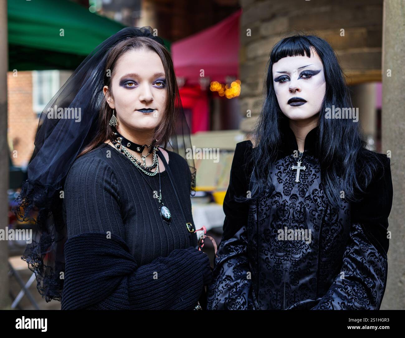 Due ragazze gotiche tutte vestite a whitby Foto Stock