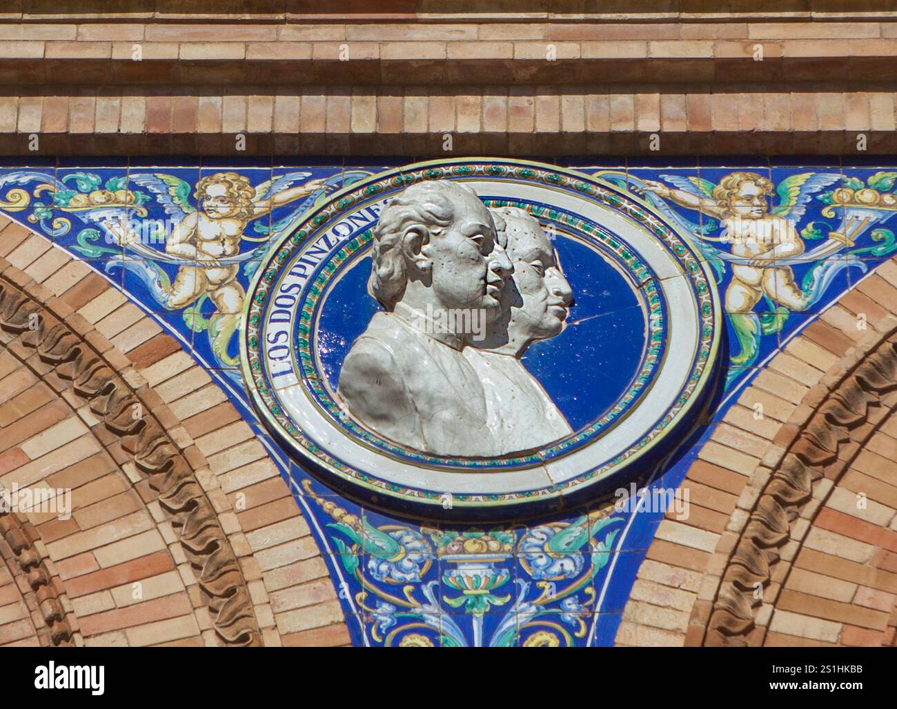 Siviglia, Spagna - 30 dicembre 2024: Medaglione dei fratelli Pinzon, esploratori spagnoli, Plaza de Espana, Siviglia, Spagna Foto Stock