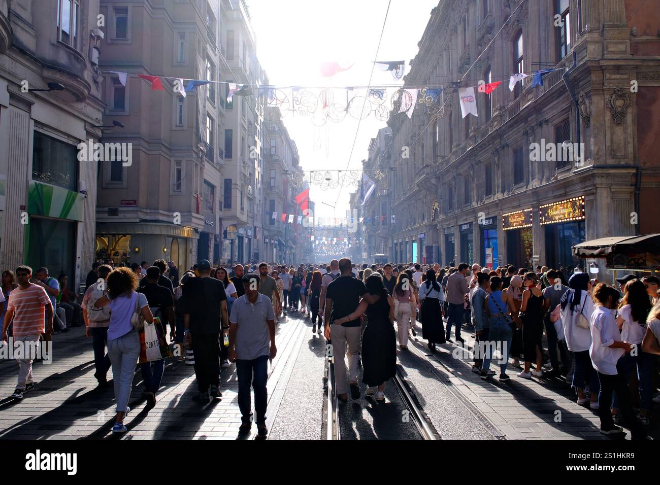 Viale İstiklal con molte persone Foto Stock