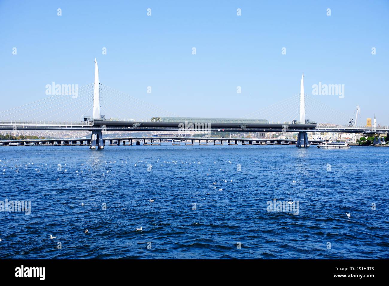 Ponte della metropolitana del Corno d'Oro sul mare a İstanbul, Turchia Foto Stock