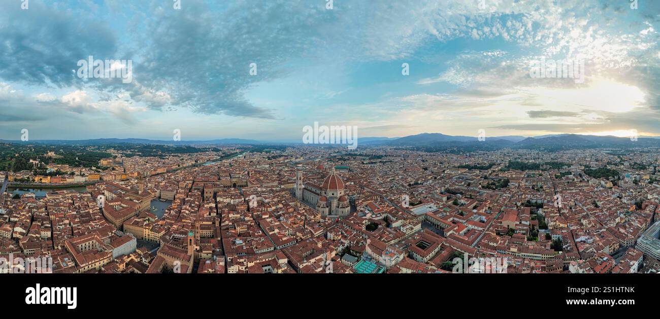 Skyline di Firenze con il duomo di primo piano all'interno della città toscana Foto Stock