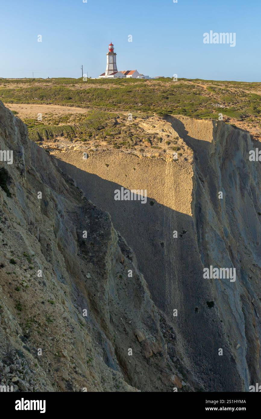 Vista del faro di Cabo Espichel su un'enorme scogliera a Sesimbra in Portogallo Foto Stock