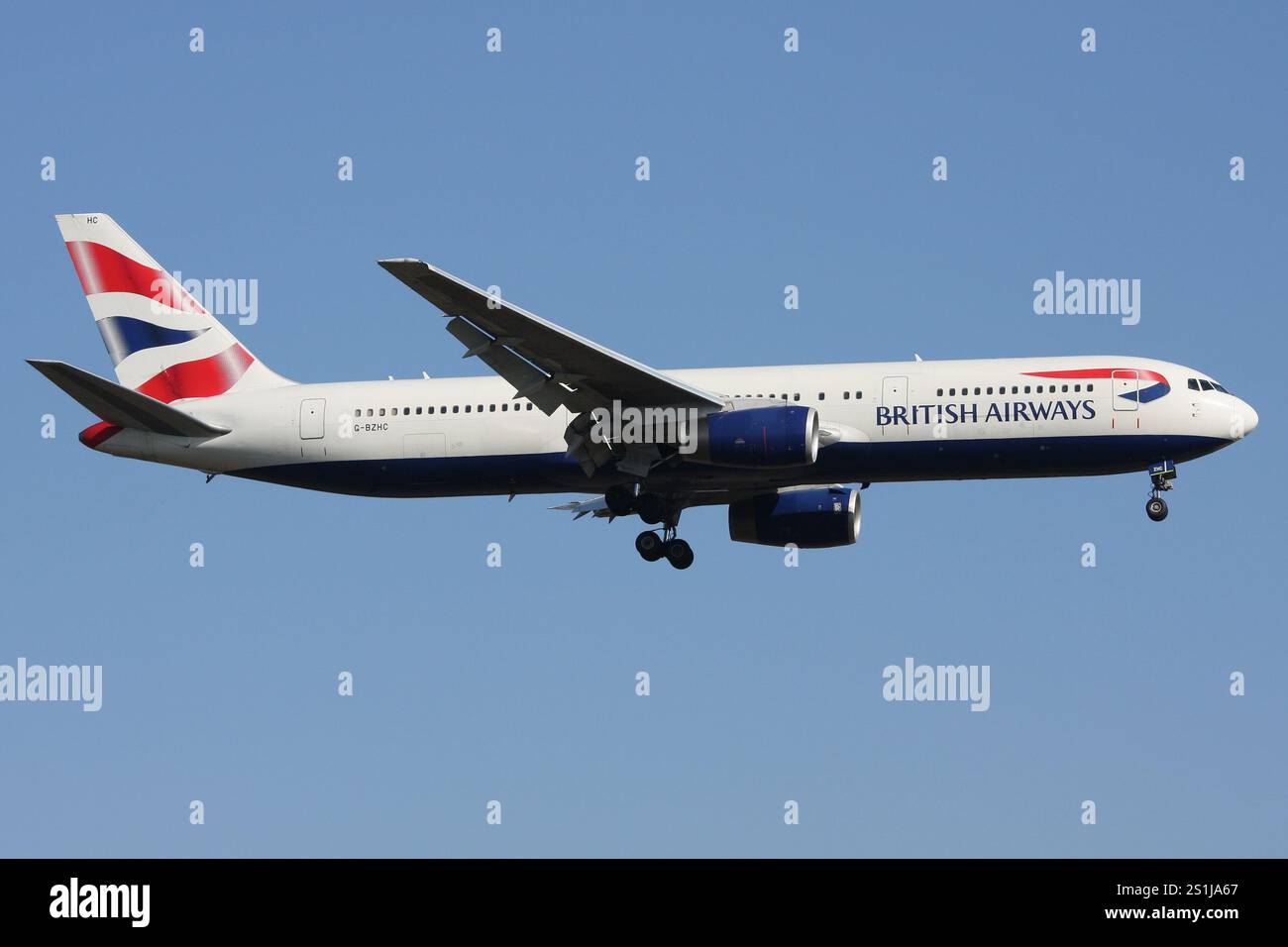 British Airways Boeing 767-300 con registrazione G-BZHC in finale per l'aeroporto di Francoforte Foto Stock