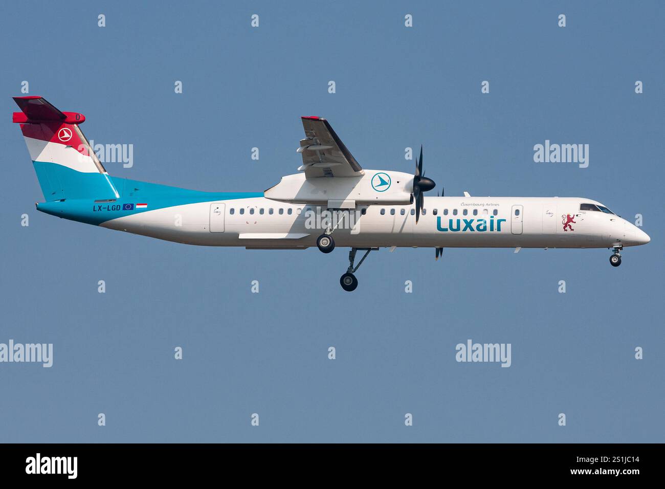 Lussemburghese Luxair Bombardier DHC-8-400 Dash 8 con registrazione LX-LGD in finale per l'aeroporto di Francoforte Foto Stock