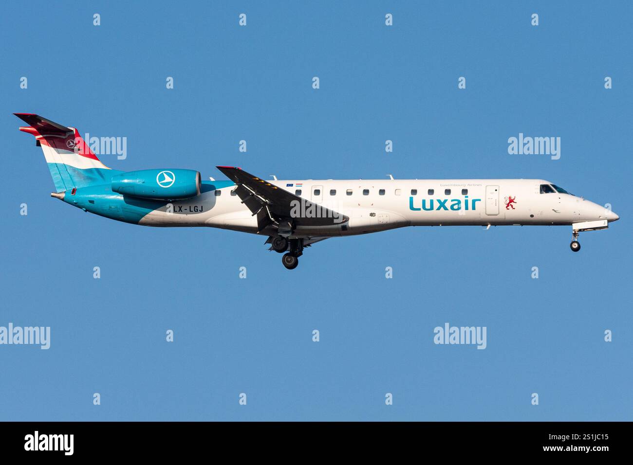 Lussemburghese Luxair Embraer 145 con registrazione LX-LGJ in finale per l'aeroporto di Francoforte Foto Stock
