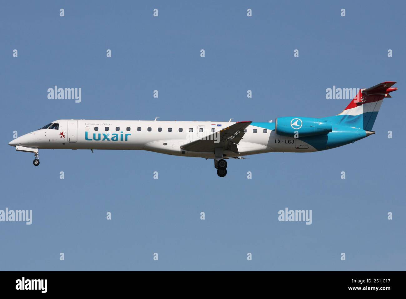 Lussemburghese Luxair Embraer 145 con registrazione LX-LGJ in finale per l'aeroporto di Francoforte Foto Stock